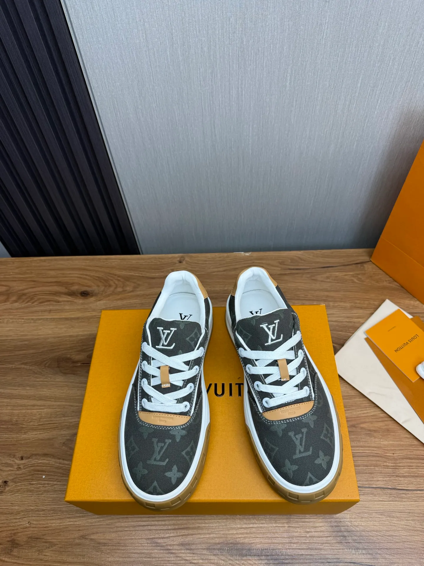Men's shoes 620💰 Lv. Top purchasing agent🇮🇹 Louis Vuitton, sports sneakers counter synchronization, uppers imported from Italy, high-quality splicing and complex handicrafts, imported mesh pads are soft and comfortable, soles: original factory special soles, TPU exclusive movable molded soles super comfortable, original factory single goods, 🔍🔍high quality, you can enter and exit the counter at will, welcome to compare, code number 38-44 (customized 38.45)